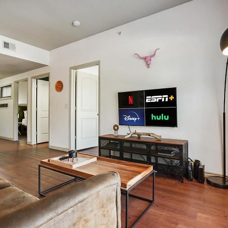 Апартаменты Stylish 4Br With Smart Tv And Free Garage Parking Остин Экстерьер фото